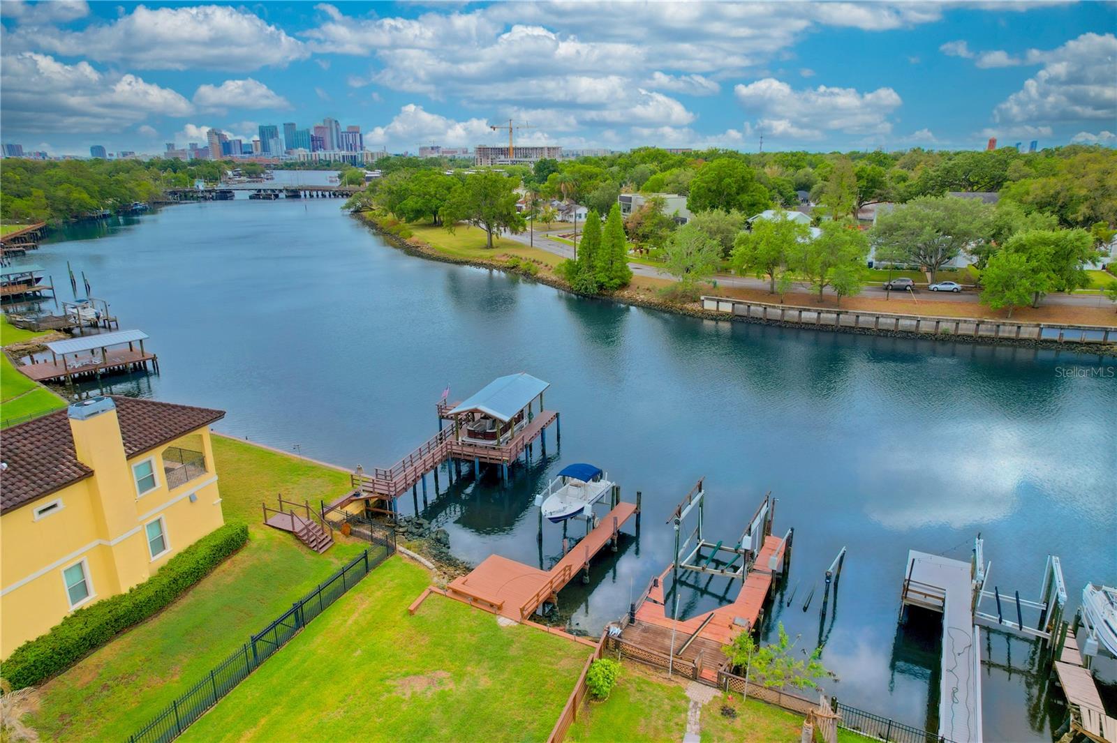 Listing photo id 51 for 1304 Charter Street