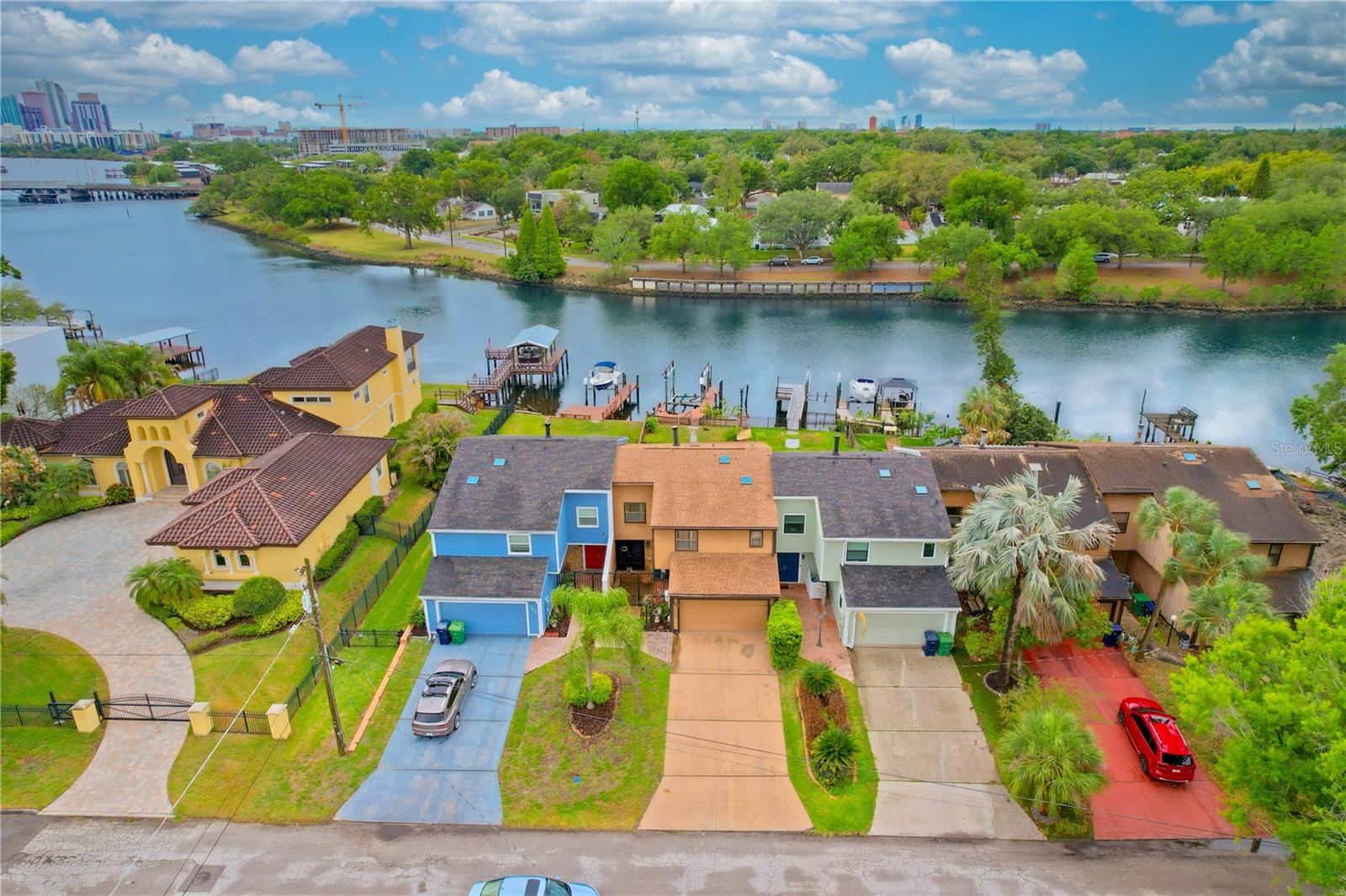 Listing photo id 52 for 1304 Charter Street