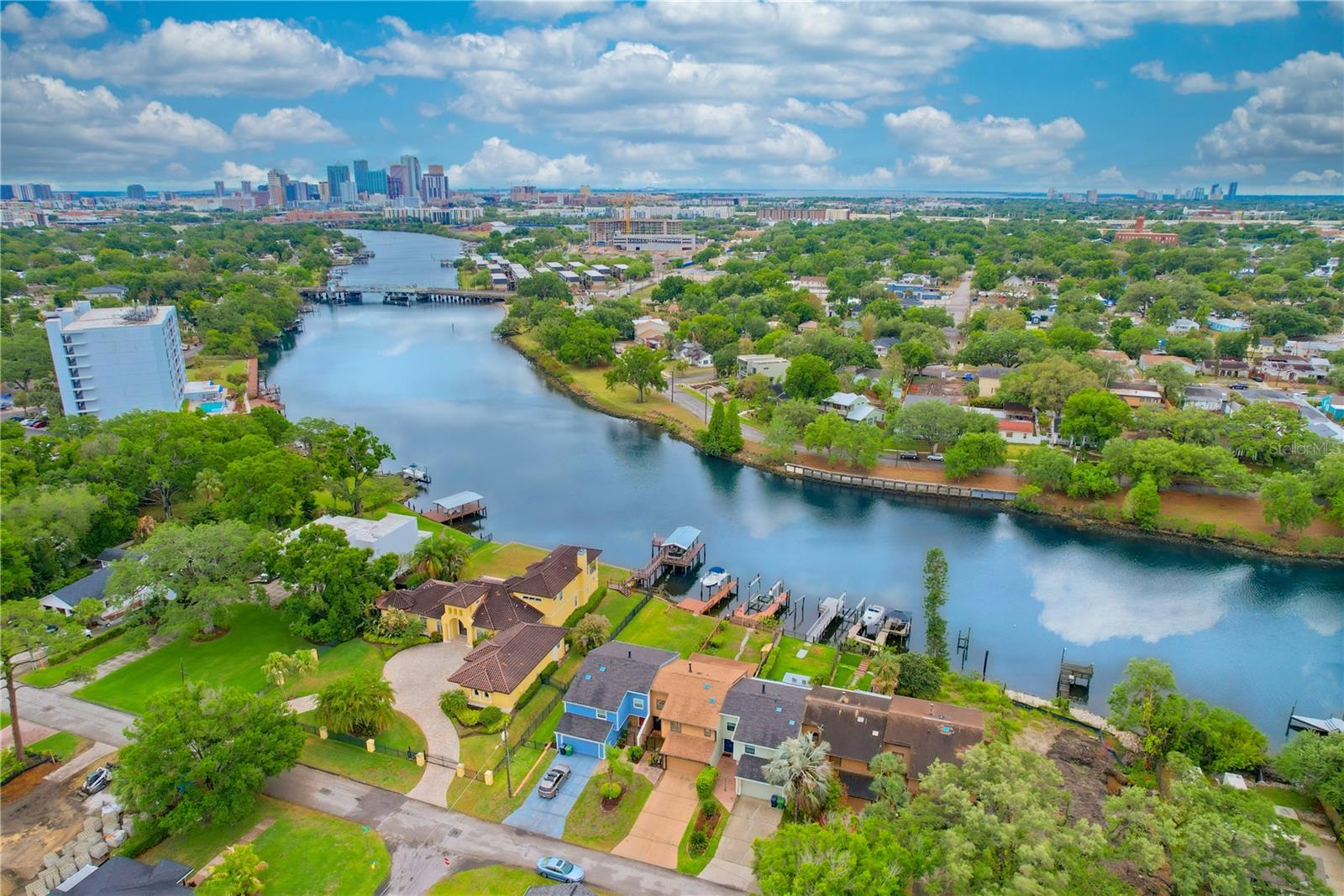 Listing photo id 55 for 1304 Charter Street