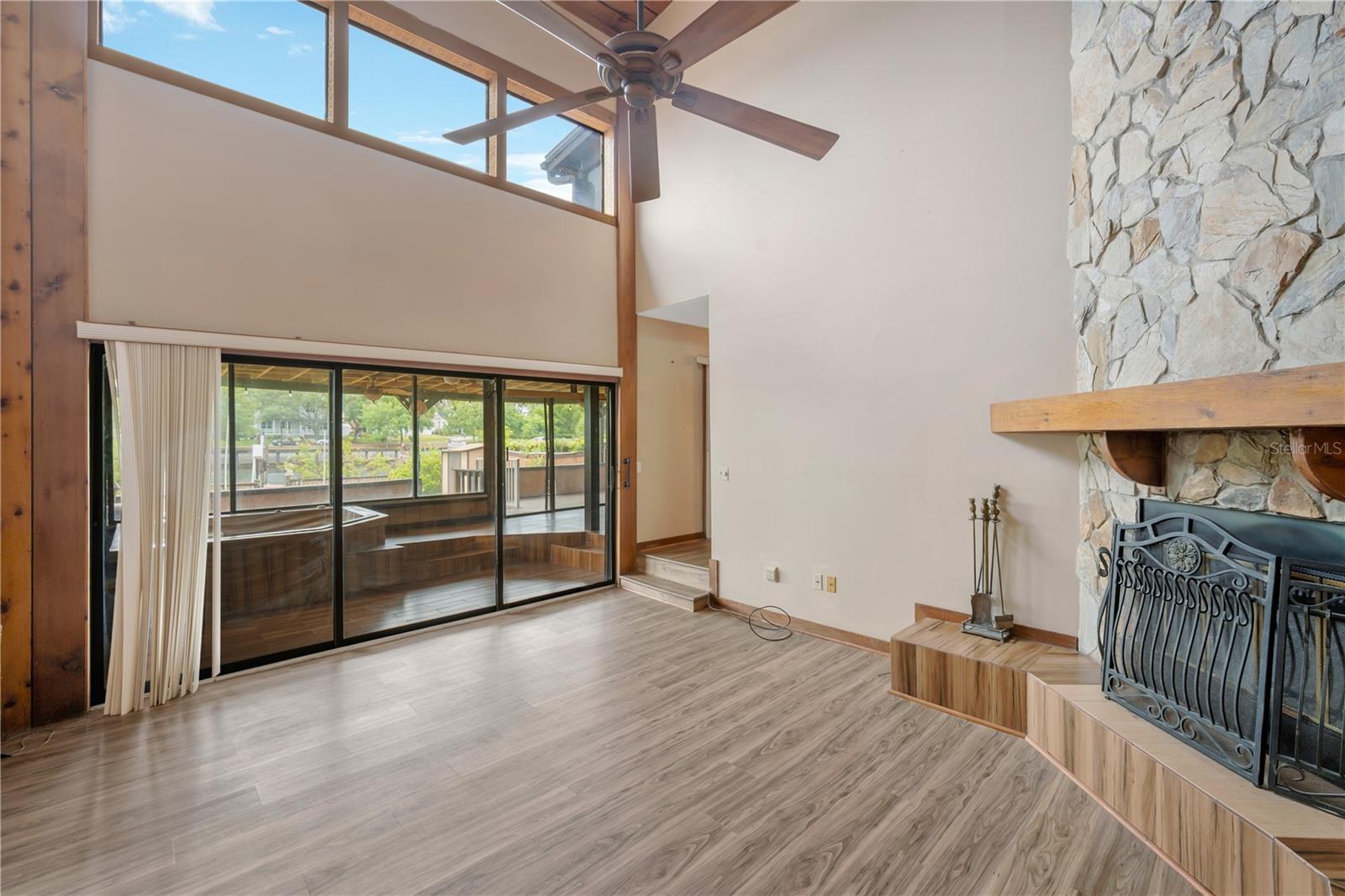 Listing photo id 4 for 1304 Charter Street