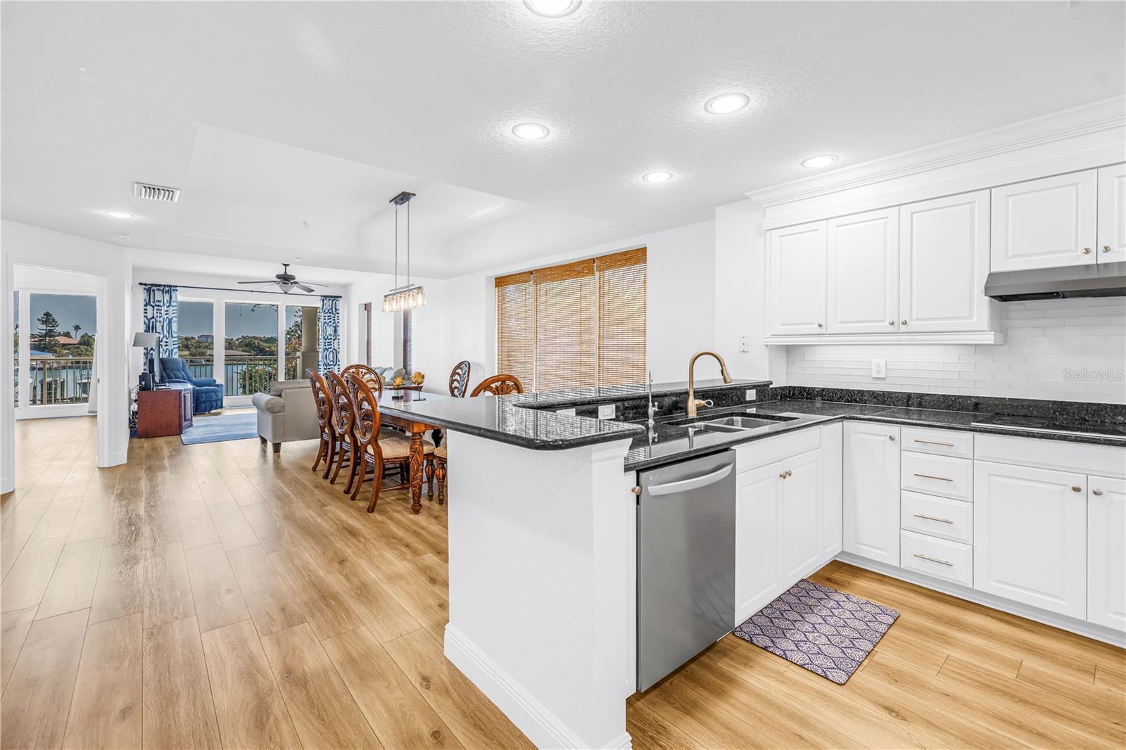 Image 11 of 52 For 3805 Gulf Boulevard 205