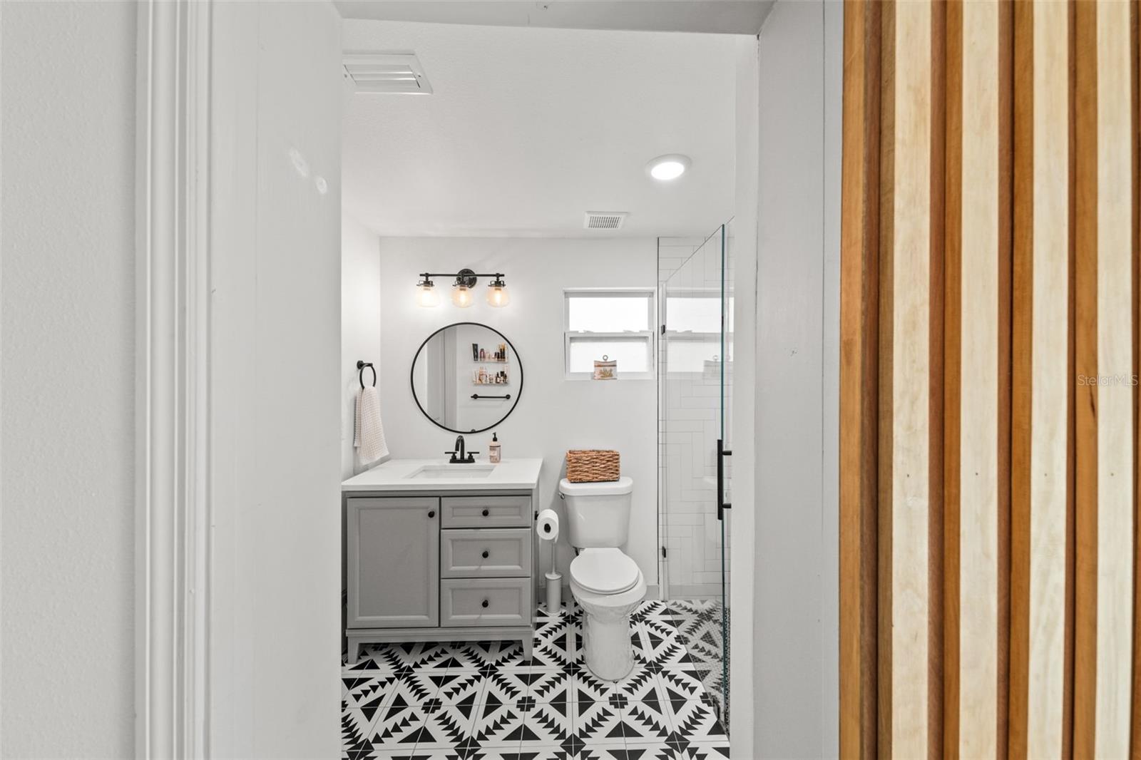 Image 17 of 27 For 1801 Knollwood Street