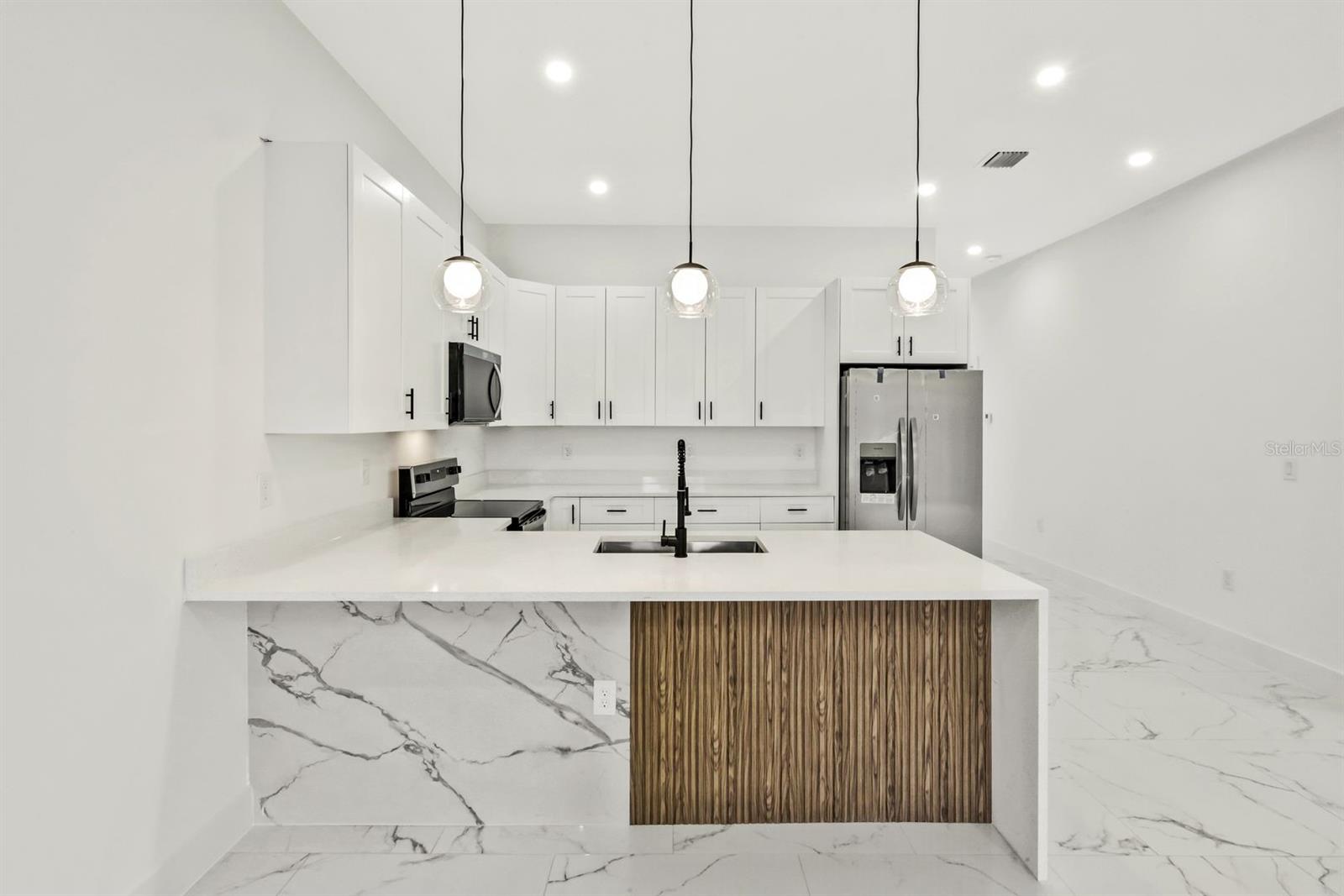 Image 11 of 47 For 521-523 Lillon Avenue S