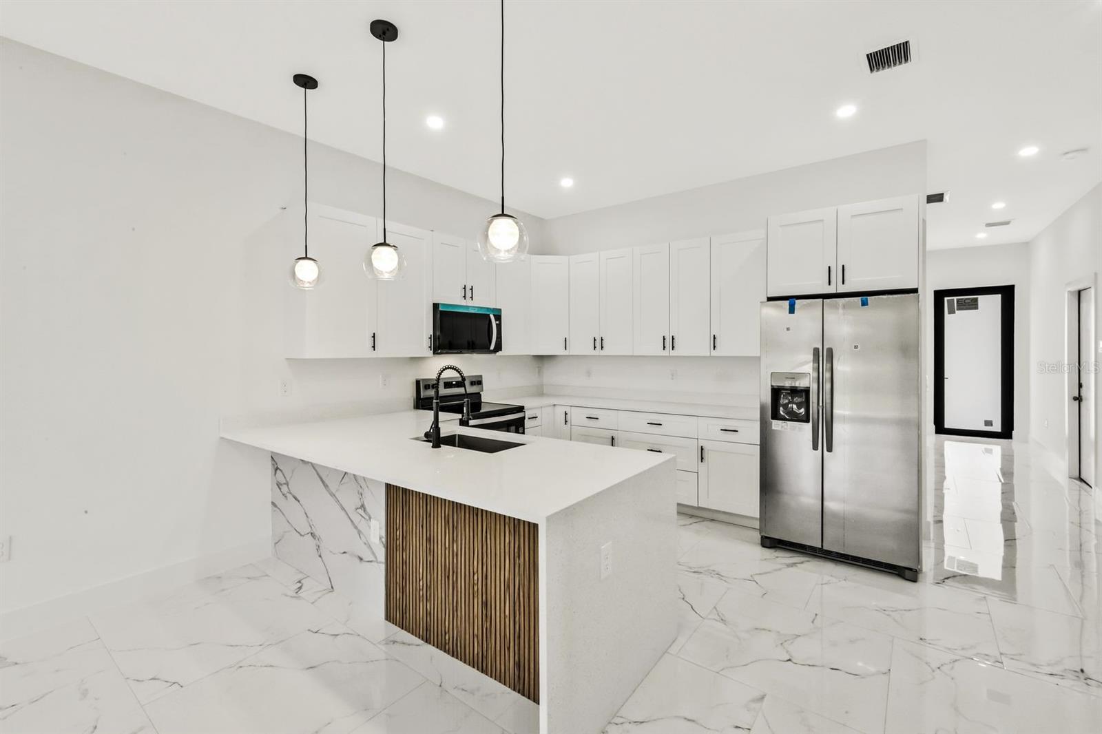 Image 13 of 47 For 521-523 Lillon Avenue S