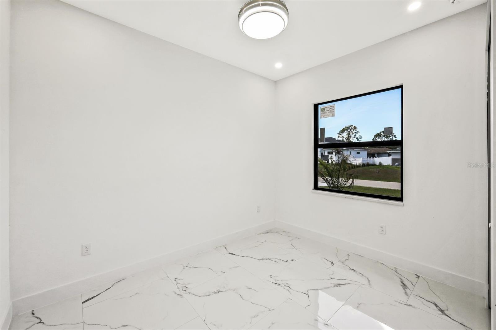 Image 16 of 47 For 521-523 Lillon Avenue S