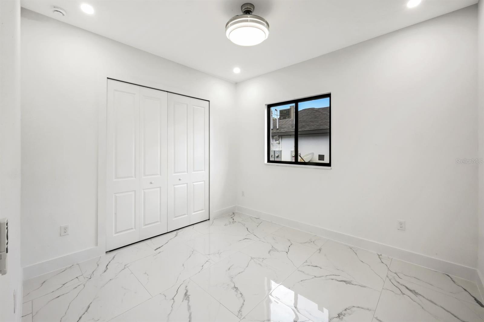 Image 21 of 47 For 521-523 Lillon Avenue S