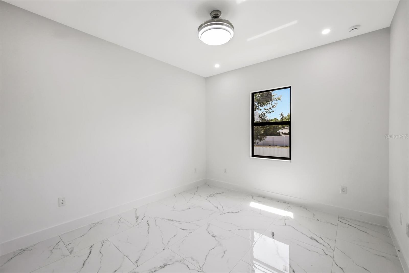 Image 24 of 47 For 521-523 Lillon Avenue S