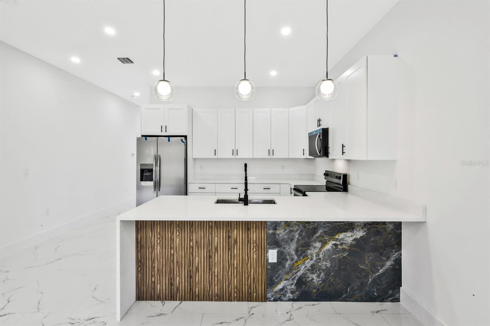 Image 4 of 47 For 521-523 Lillon Avenue S