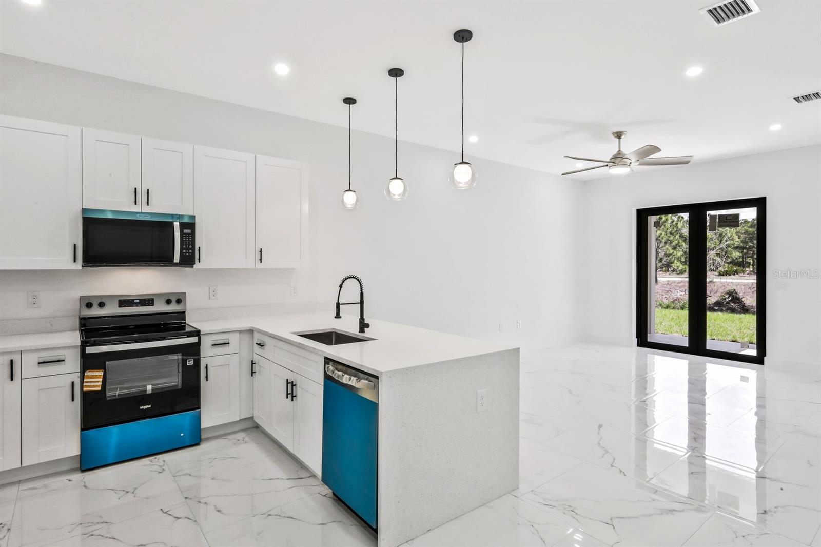 Image 6 of 47 For 521-523 Lillon Avenue S