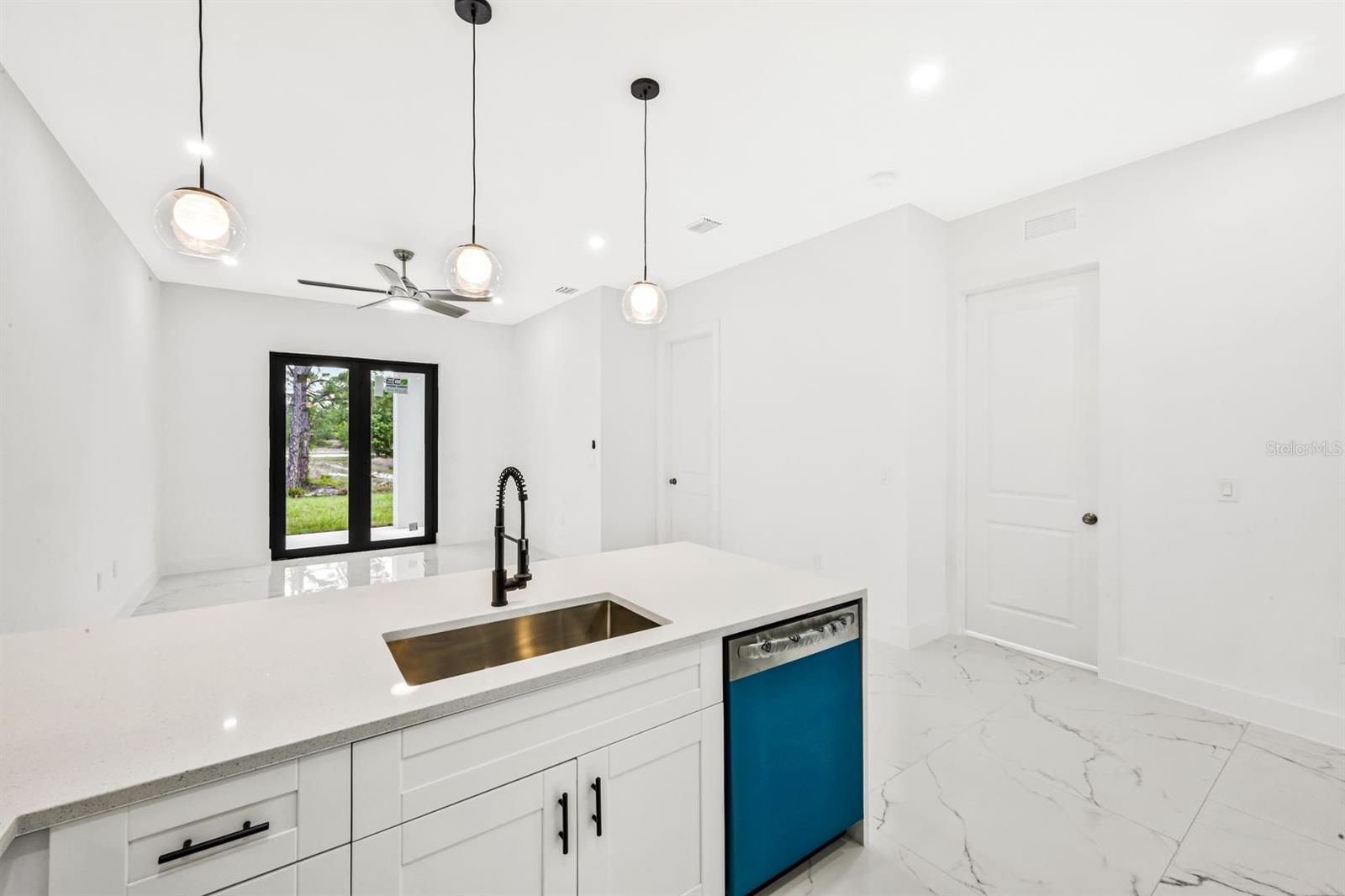 Image 9 of 47 For 521-523 Lillon Avenue S