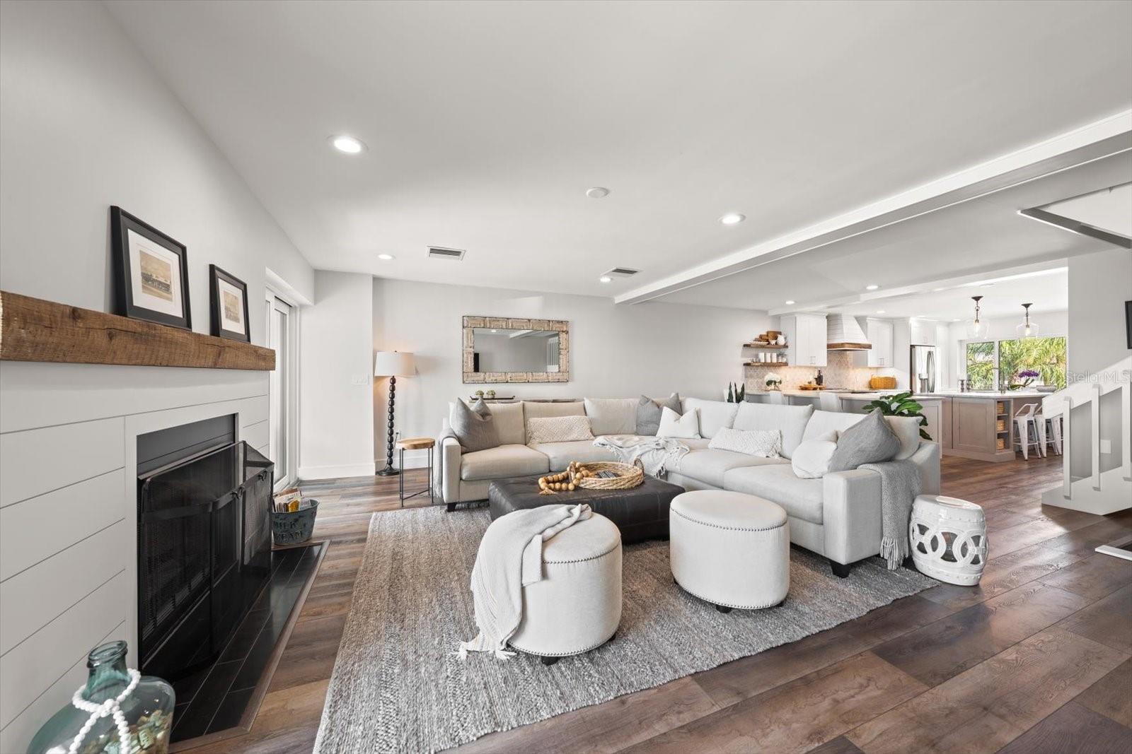 Image 25 of 81 For 165 Marina Del Rey Court