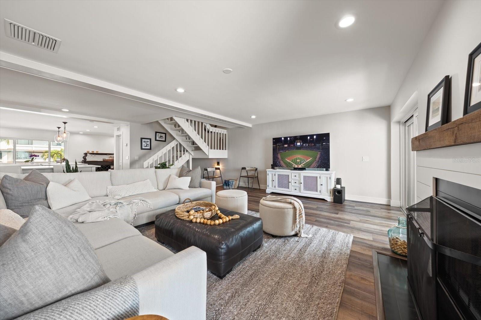 Image 26 of 81 For 165 Marina Del Rey Court