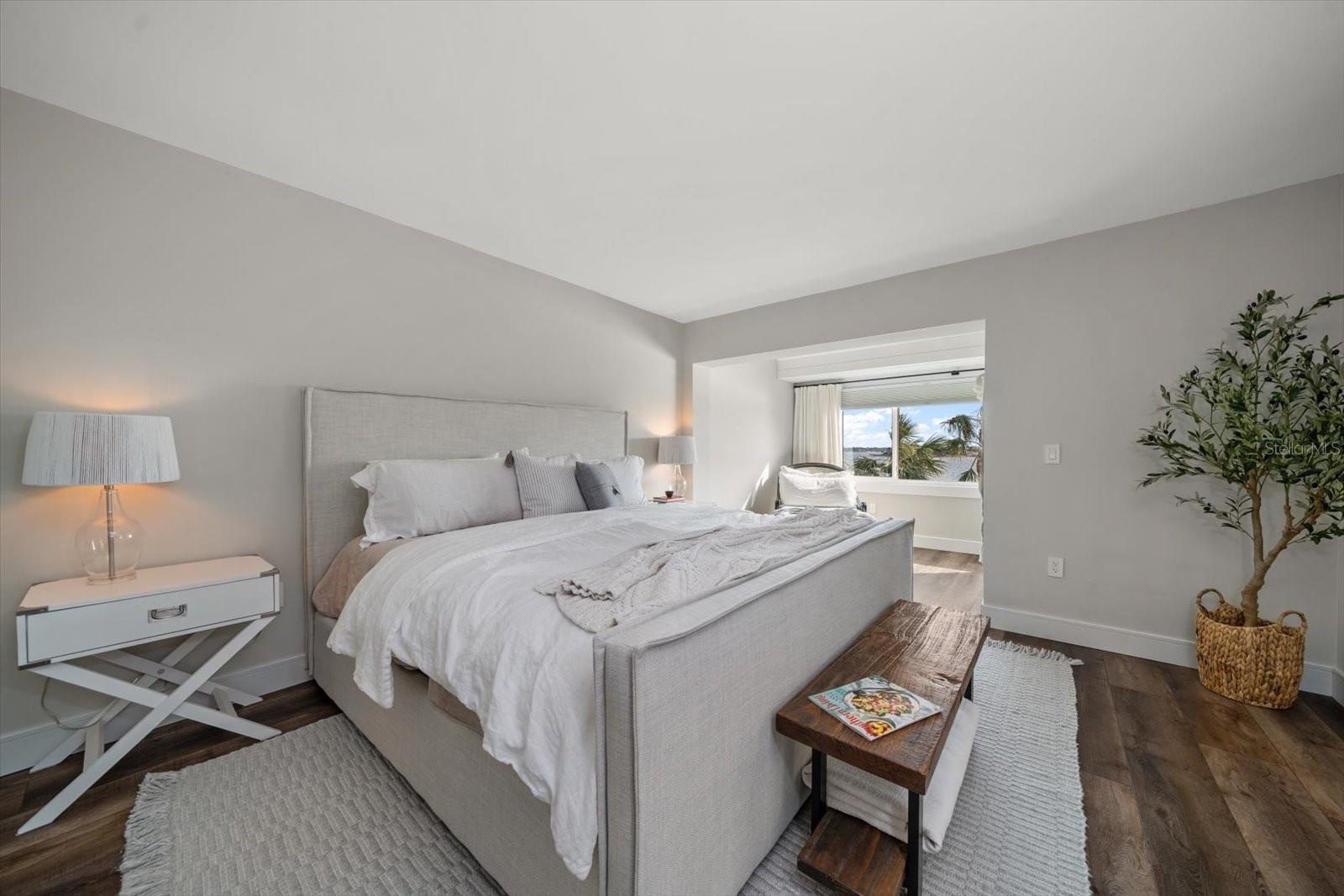 Image 33 of 81 For 165 Marina Del Rey Court