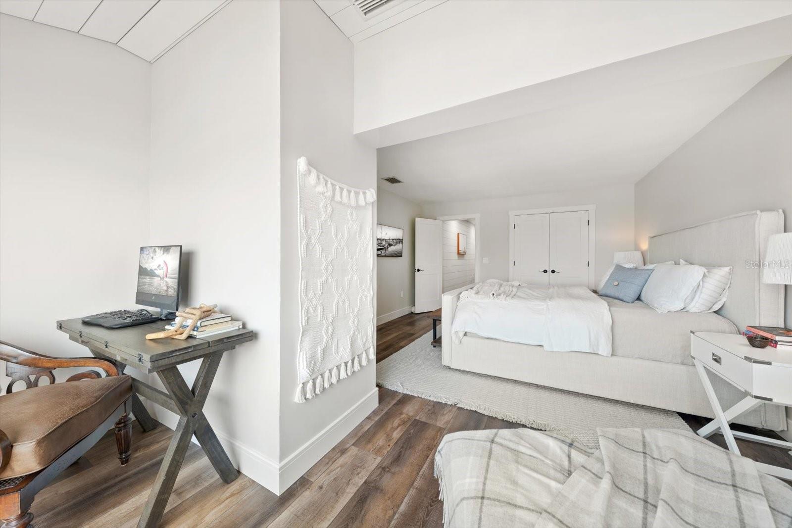 Image 35 of 81 For 165 Marina Del Rey Court