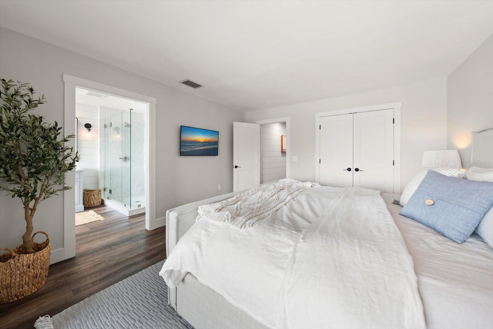 Image 37 of 81 For 165 Marina Del Rey Court