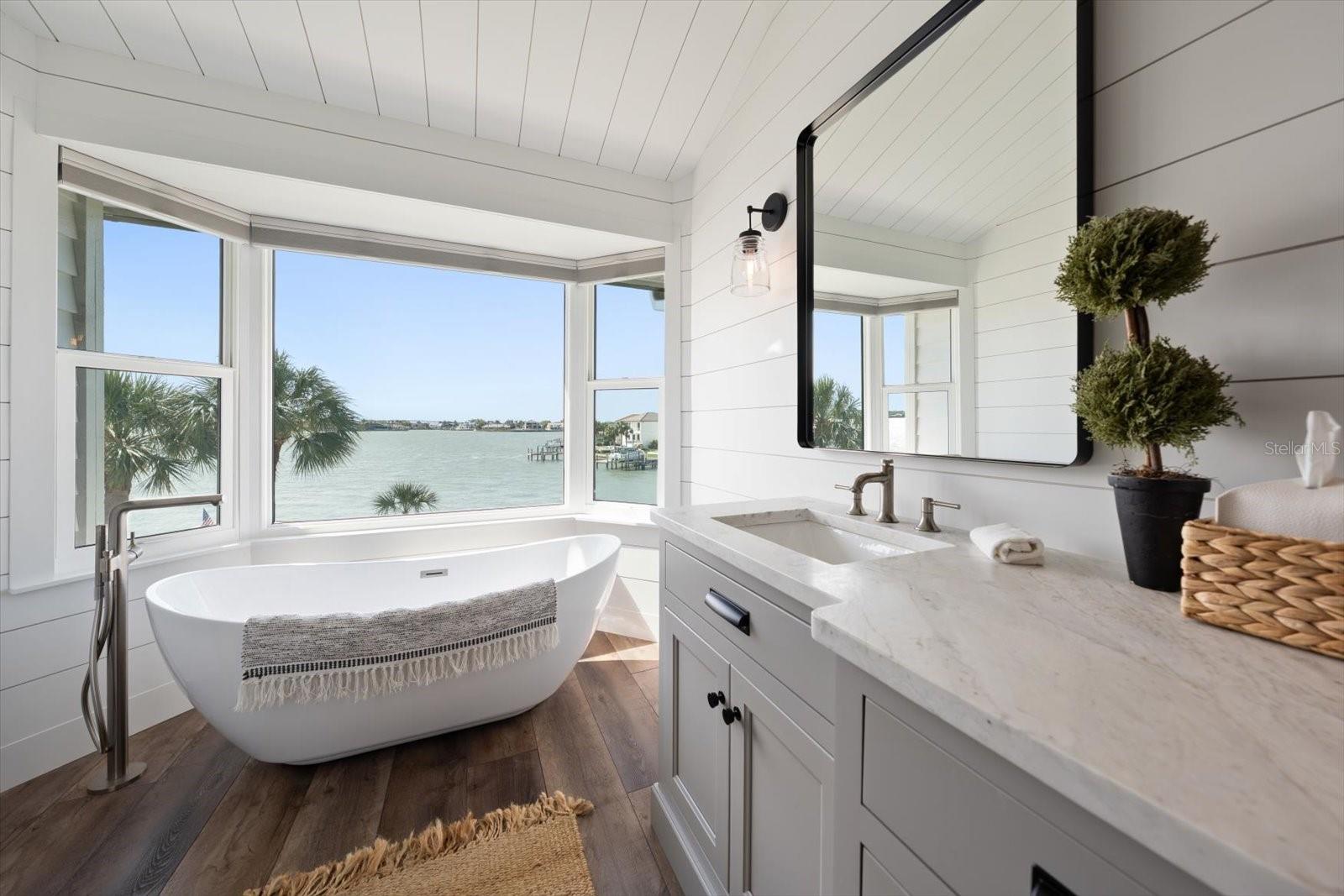 Image 40 of 81 For 165 Marina Del Rey Court