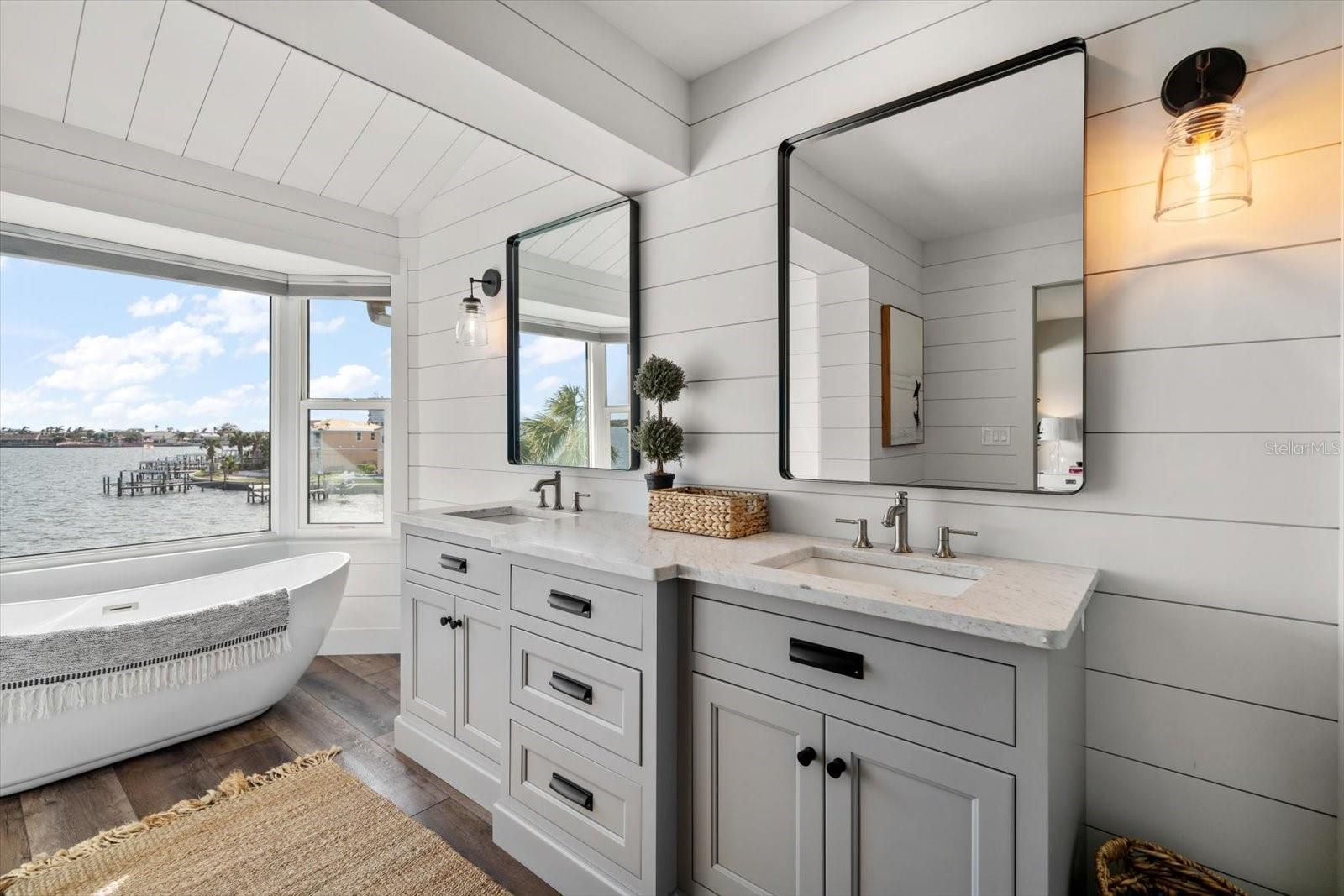 Image 42 of 81 For 165 Marina Del Rey Court