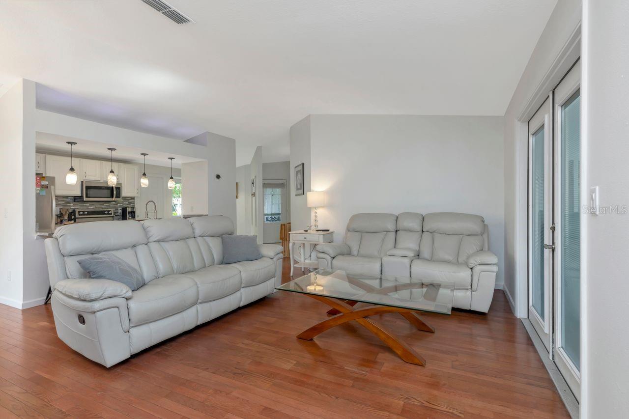 Image 11 of 44 For 435 Lakeview Drive