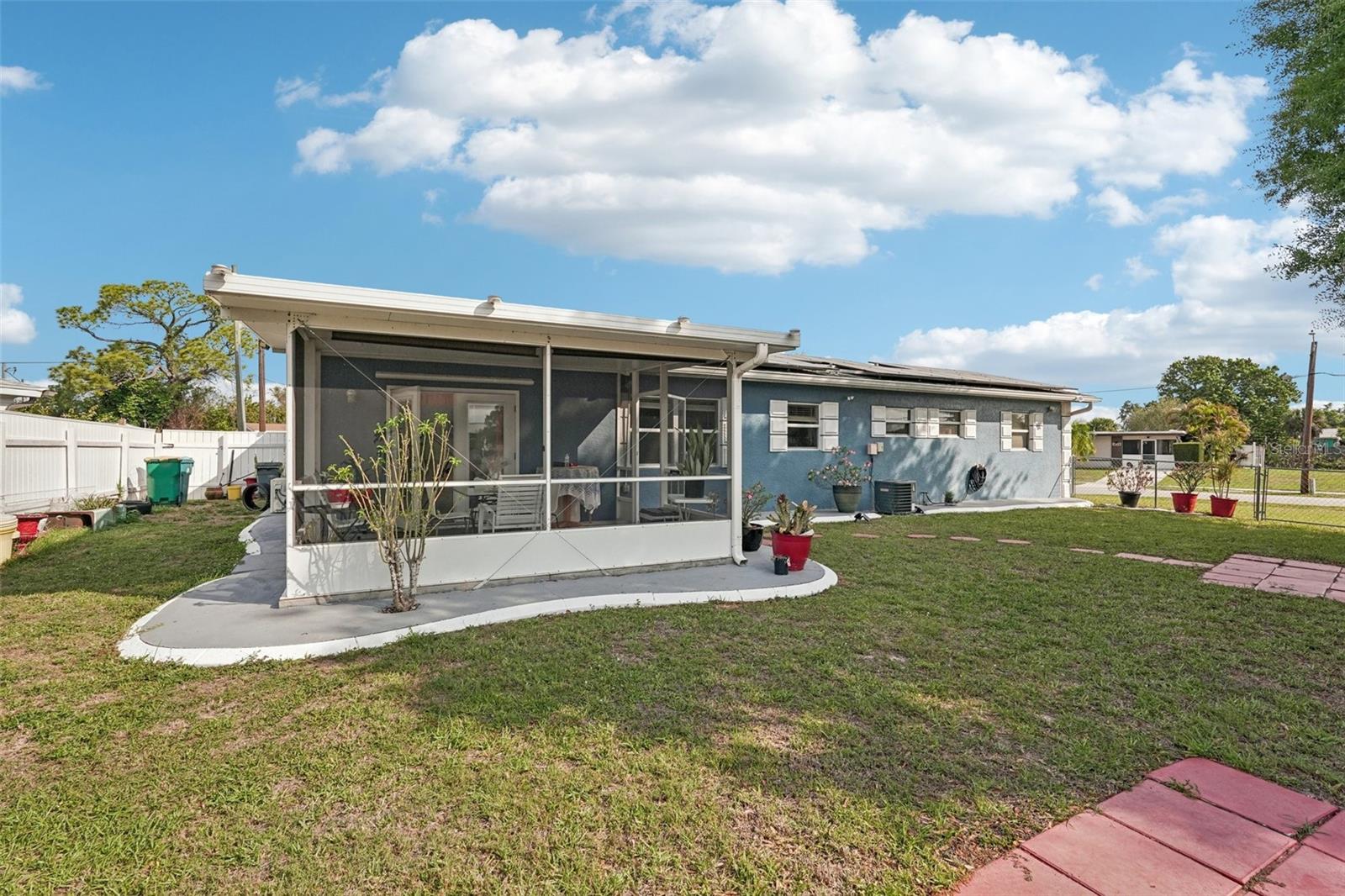 Image 24 of 35 For 22359 Montrose Avenue