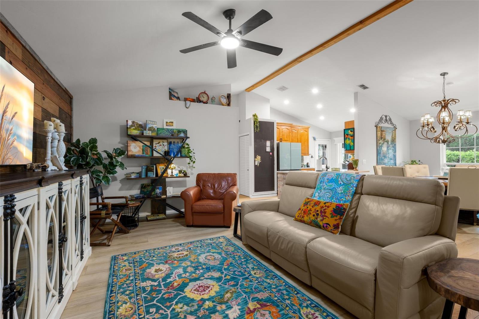 Listing photo id 8 for 2068 Cheryl Drive