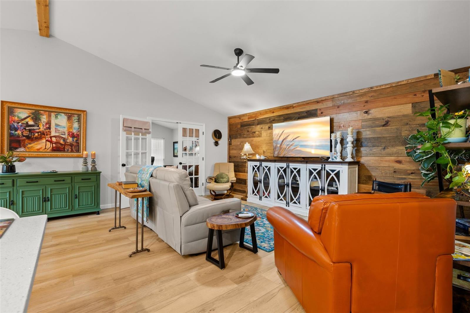 Listing photo id 11 for 2068 Cheryl Drive