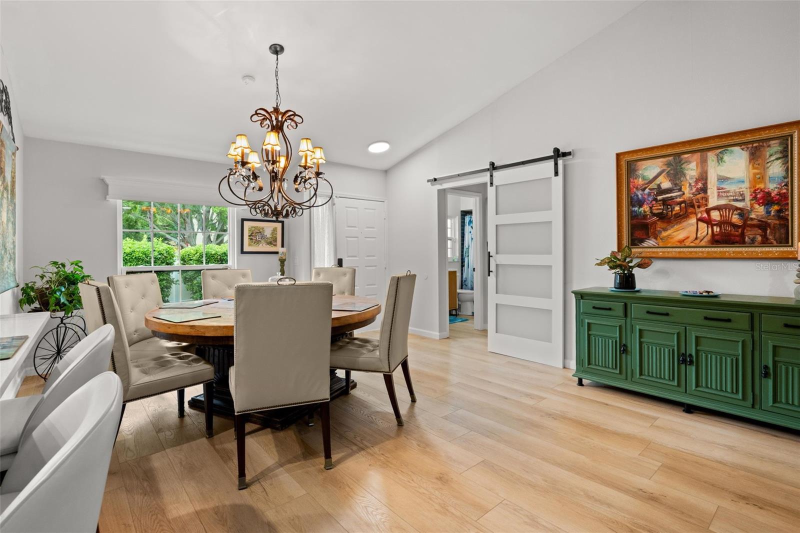 Listing photo id 14 for 2068 Cheryl Drive