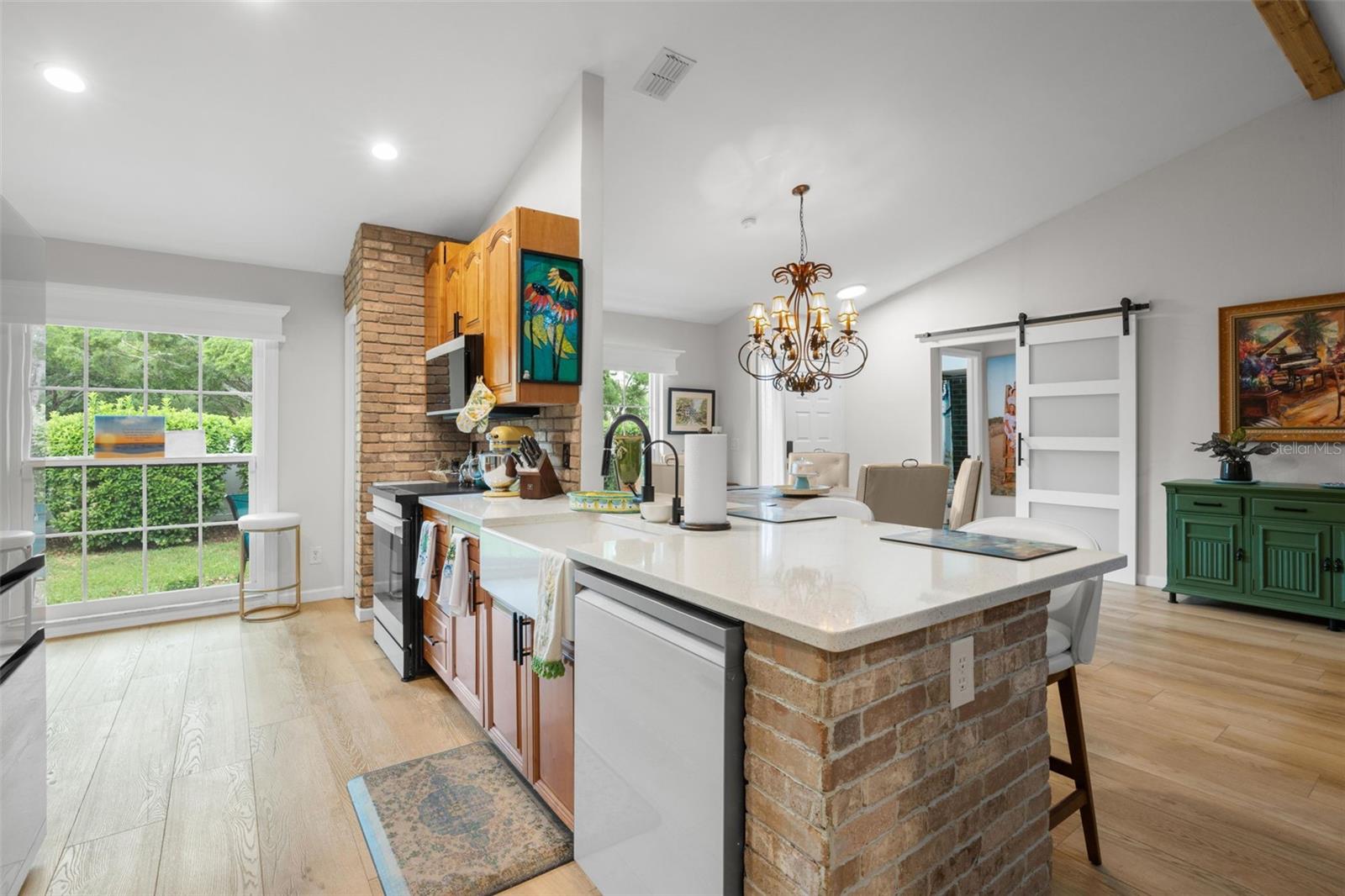 Listing photo id 17 for 2068 Cheryl Drive