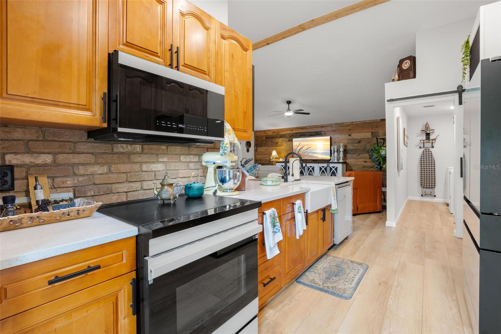 Listing photo id 18 for 2068 Cheryl Drive