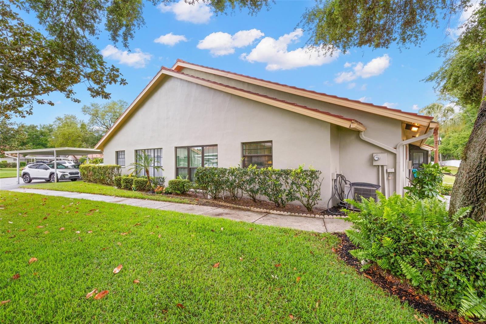 Listing photo id 2 for 2068 Cheryl Drive