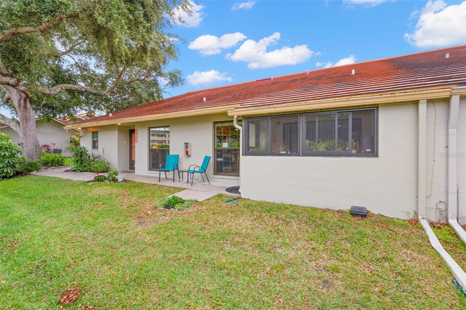 Listing photo id 3 for 2068 Cheryl Drive