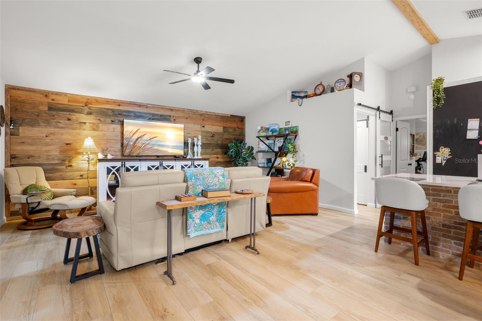 Listing photo id 4 for 2068 Cheryl Drive