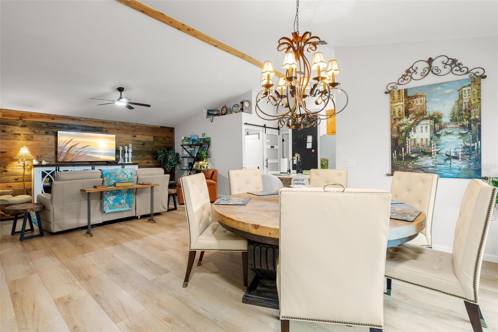 Listing photo id 5 for 2068 Cheryl Drive