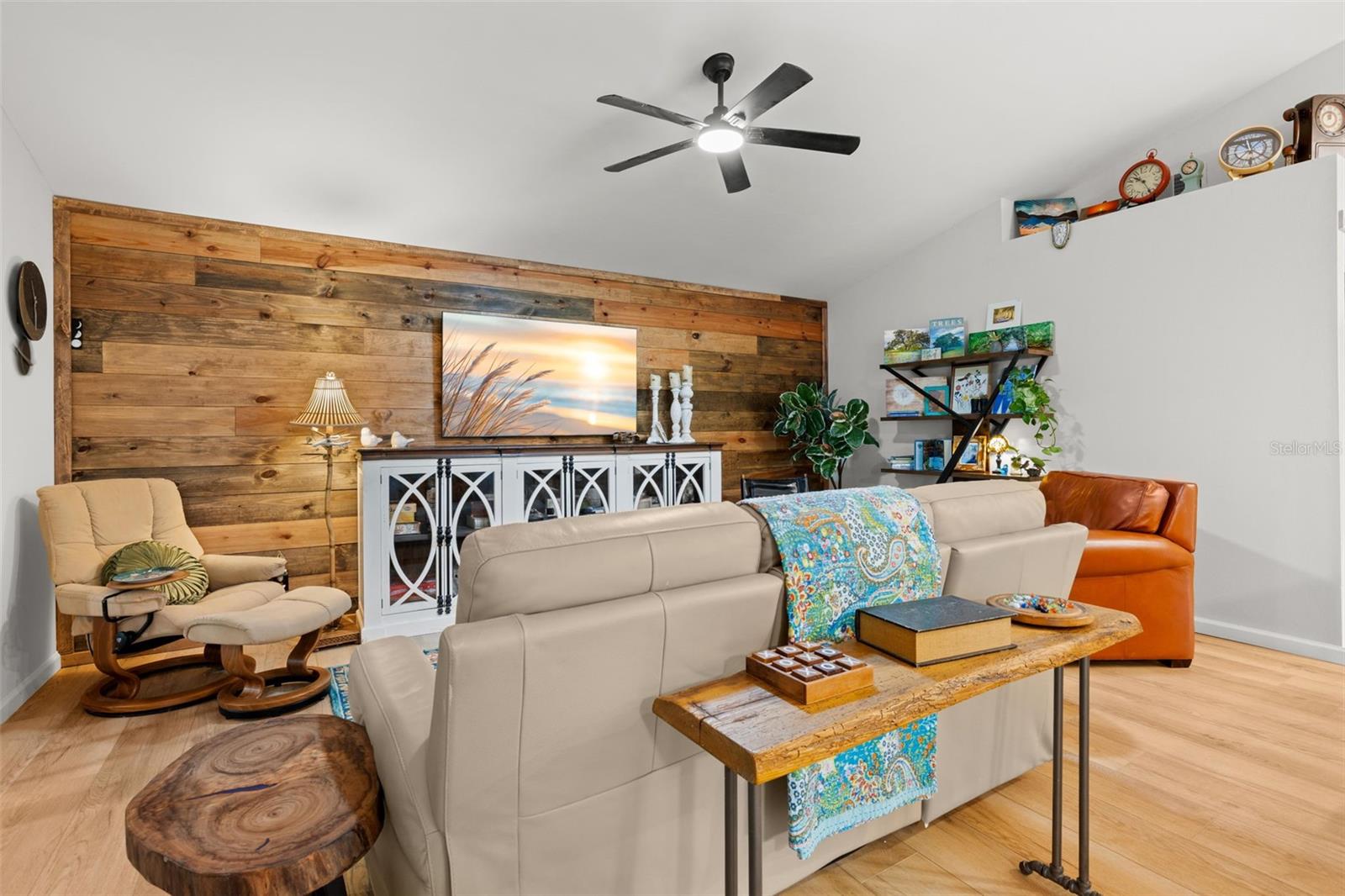 Listing photo id 6 for 2068 Cheryl Drive