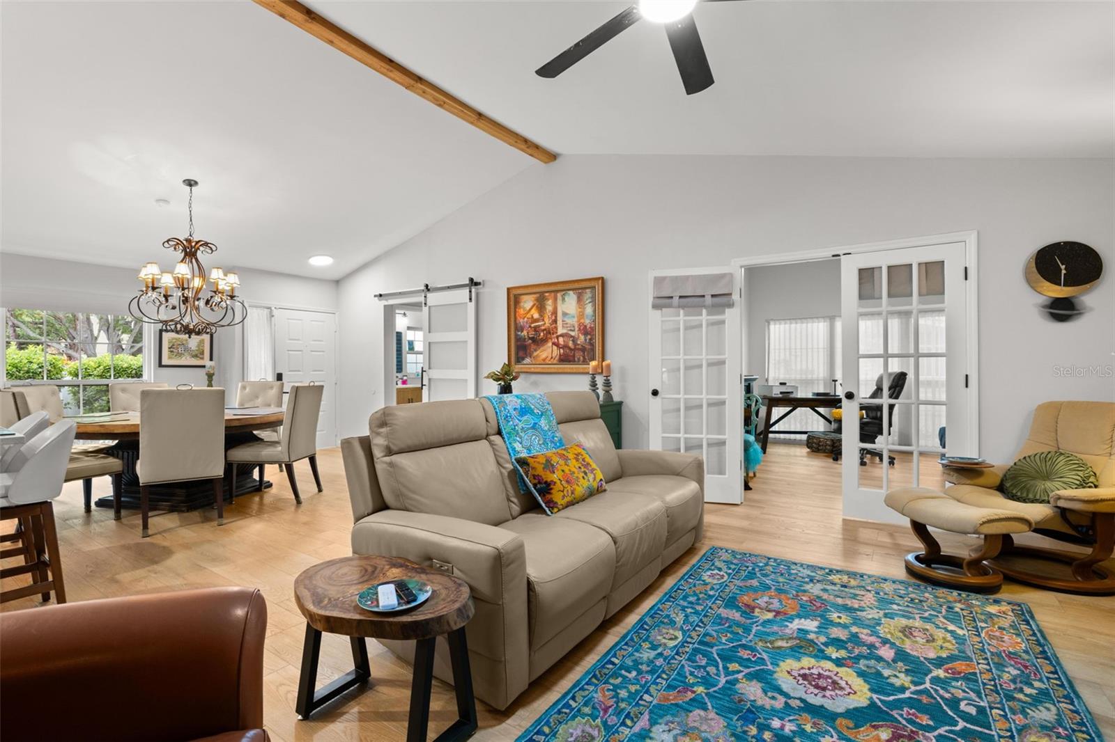 Listing photo id 7 for 2068 Cheryl Drive