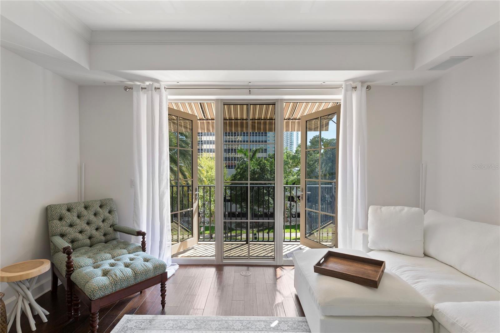 Image 10 of 39 For 300 Beach Drive Ne 302