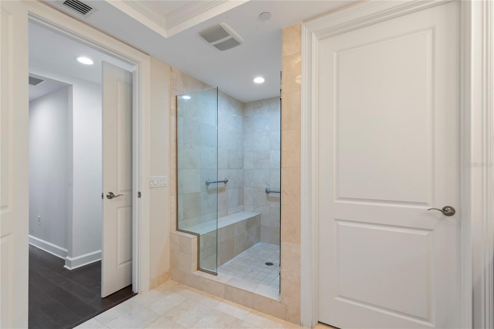 Image 17 of 39 For 300 Beach Drive Ne 302