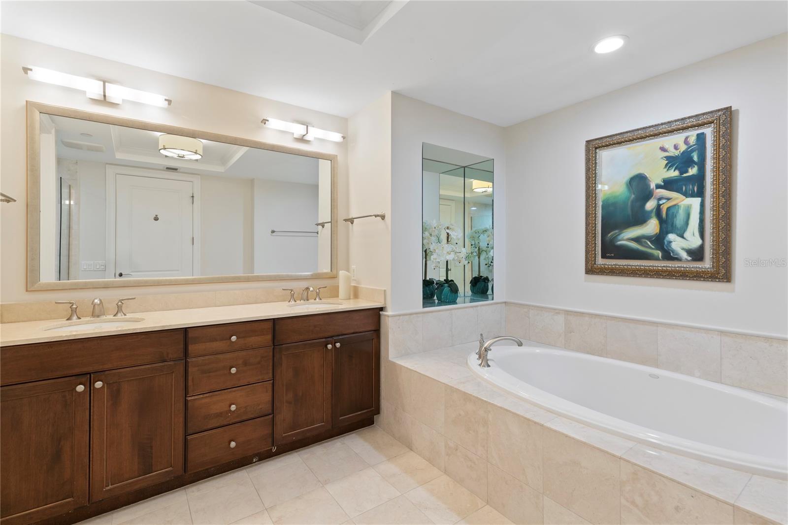 Image 19 of 39 For 300 Beach Drive Ne 302