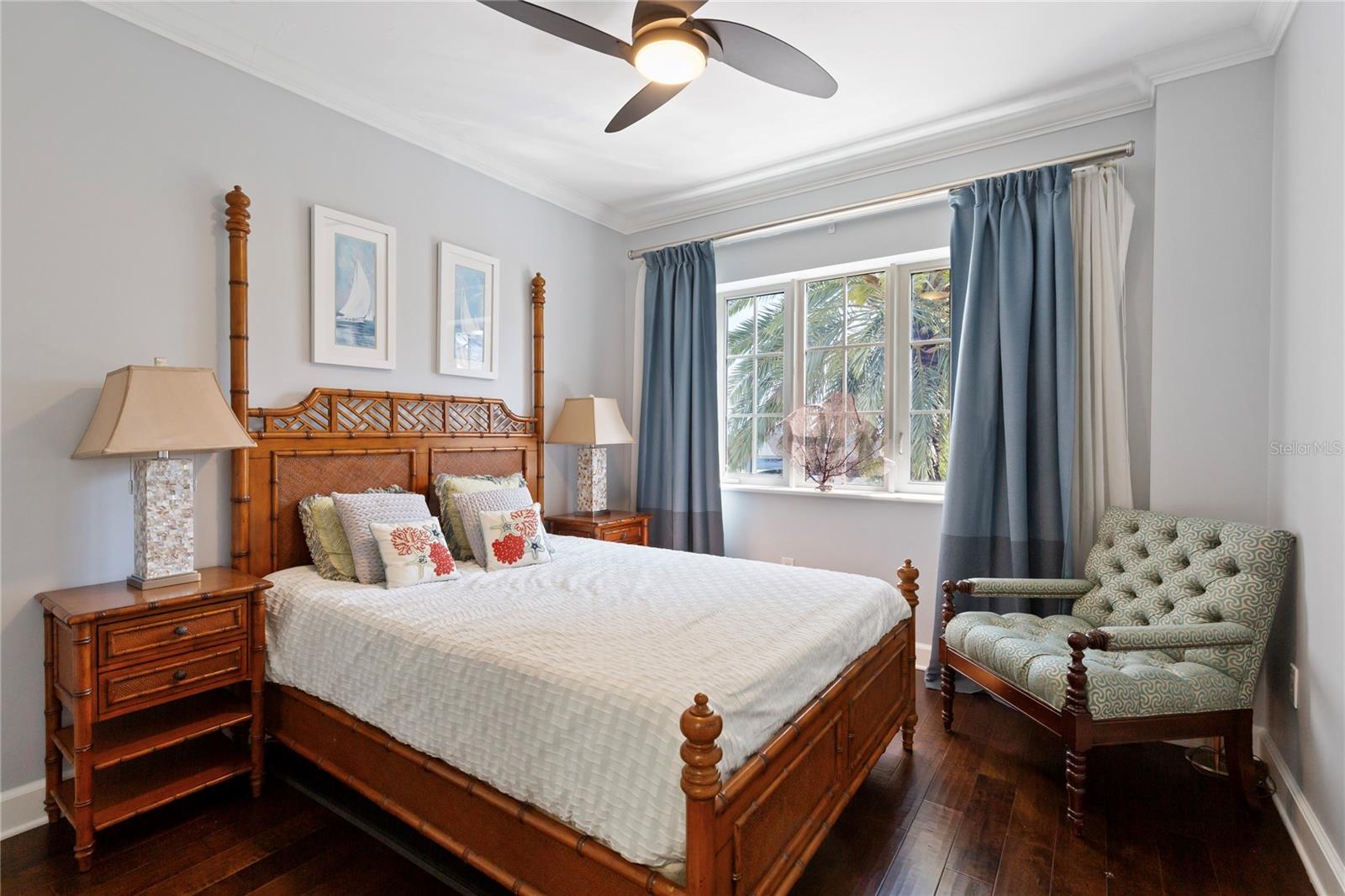 Image 20 of 39 For 300 Beach Drive Ne 302