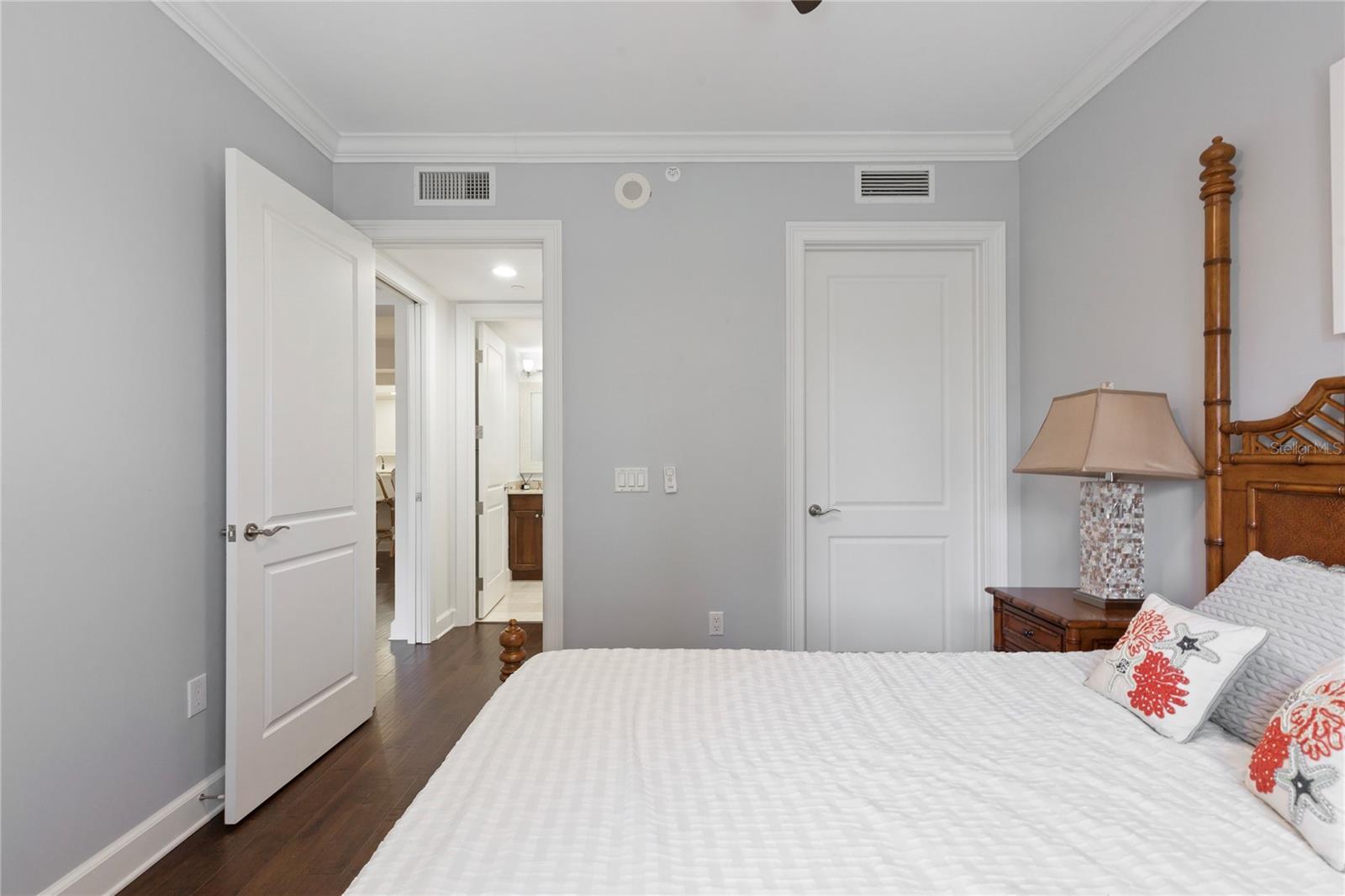 Image 21 of 39 For 300 Beach Drive Ne 302