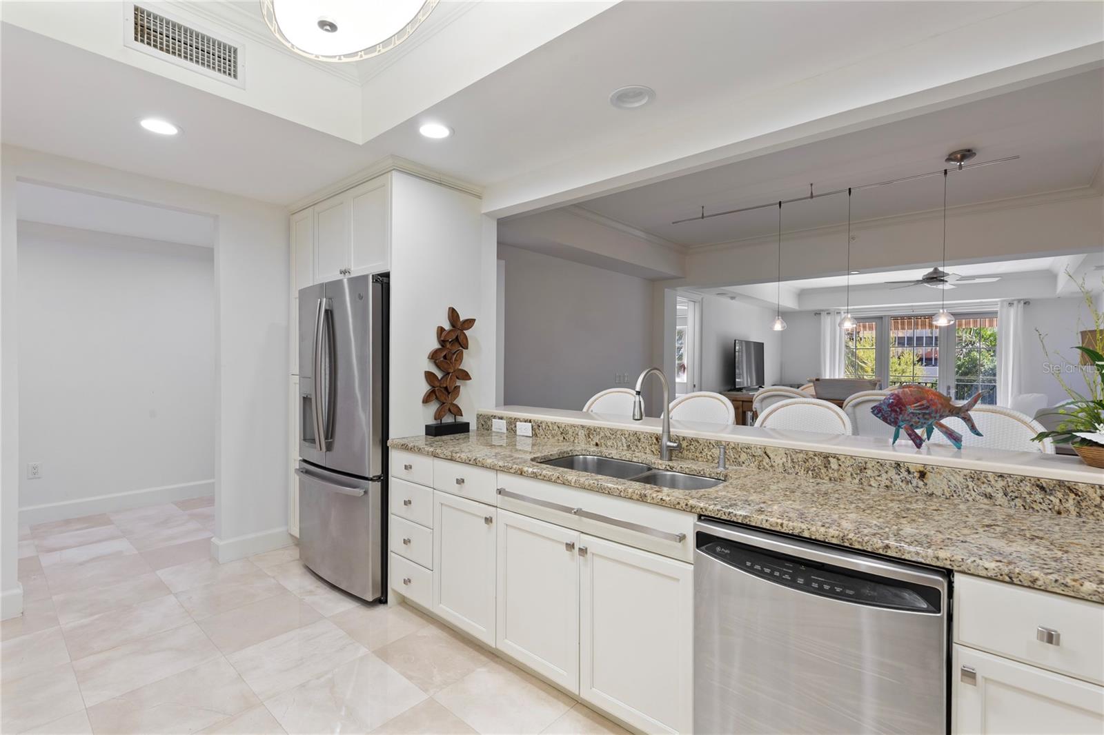 Image 6 of 39 For 300 Beach Drive Ne 302