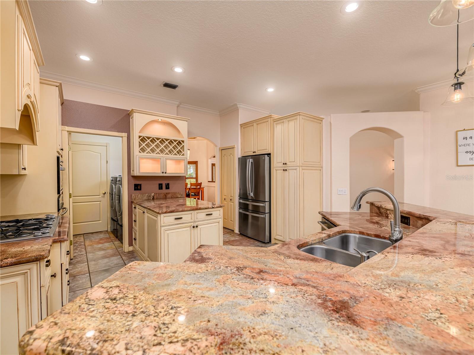 Listing photo id 2 for 7218 Yardley Way