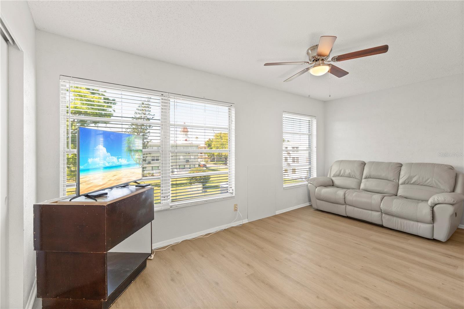 Image 10 of 43 For 2428 Columbia Drive 50