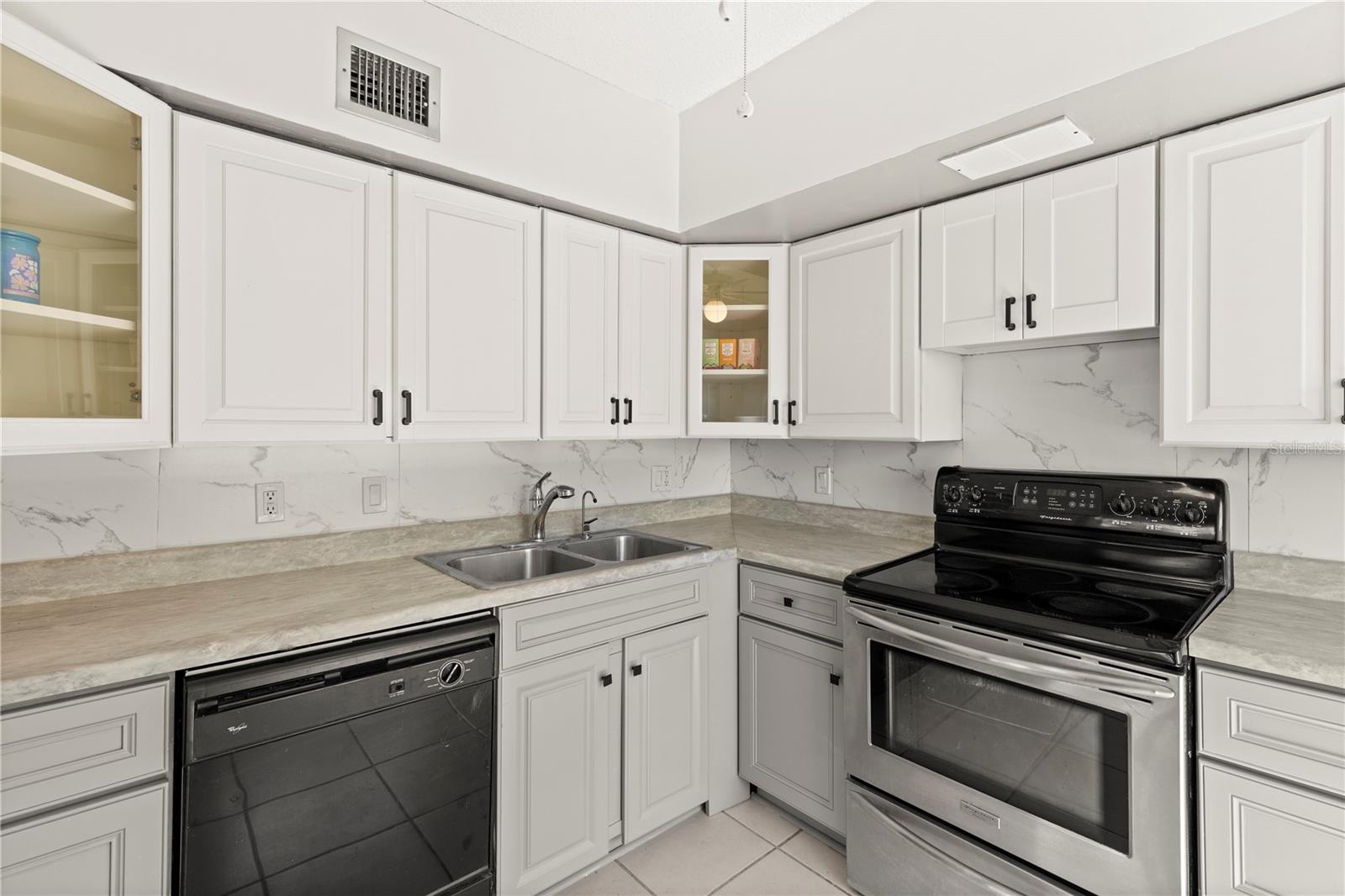 Image 16 of 43 For 2428 Columbia Drive 50