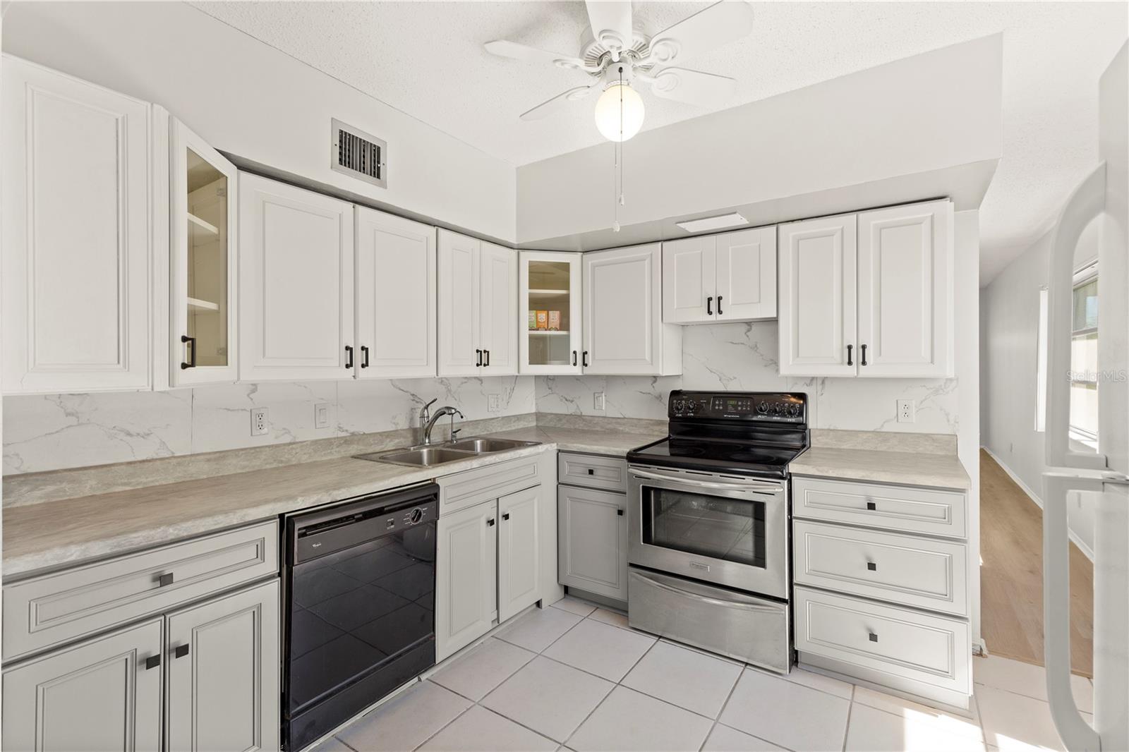 Image 17 of 43 For 2428 Columbia Drive 50