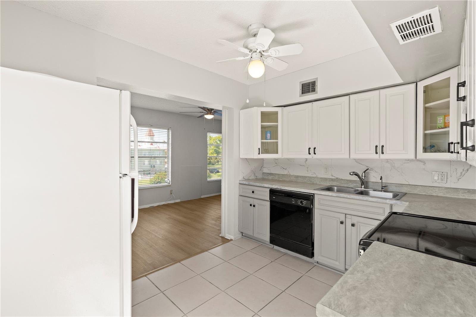 Image 18 of 43 For 2428 Columbia Drive 50