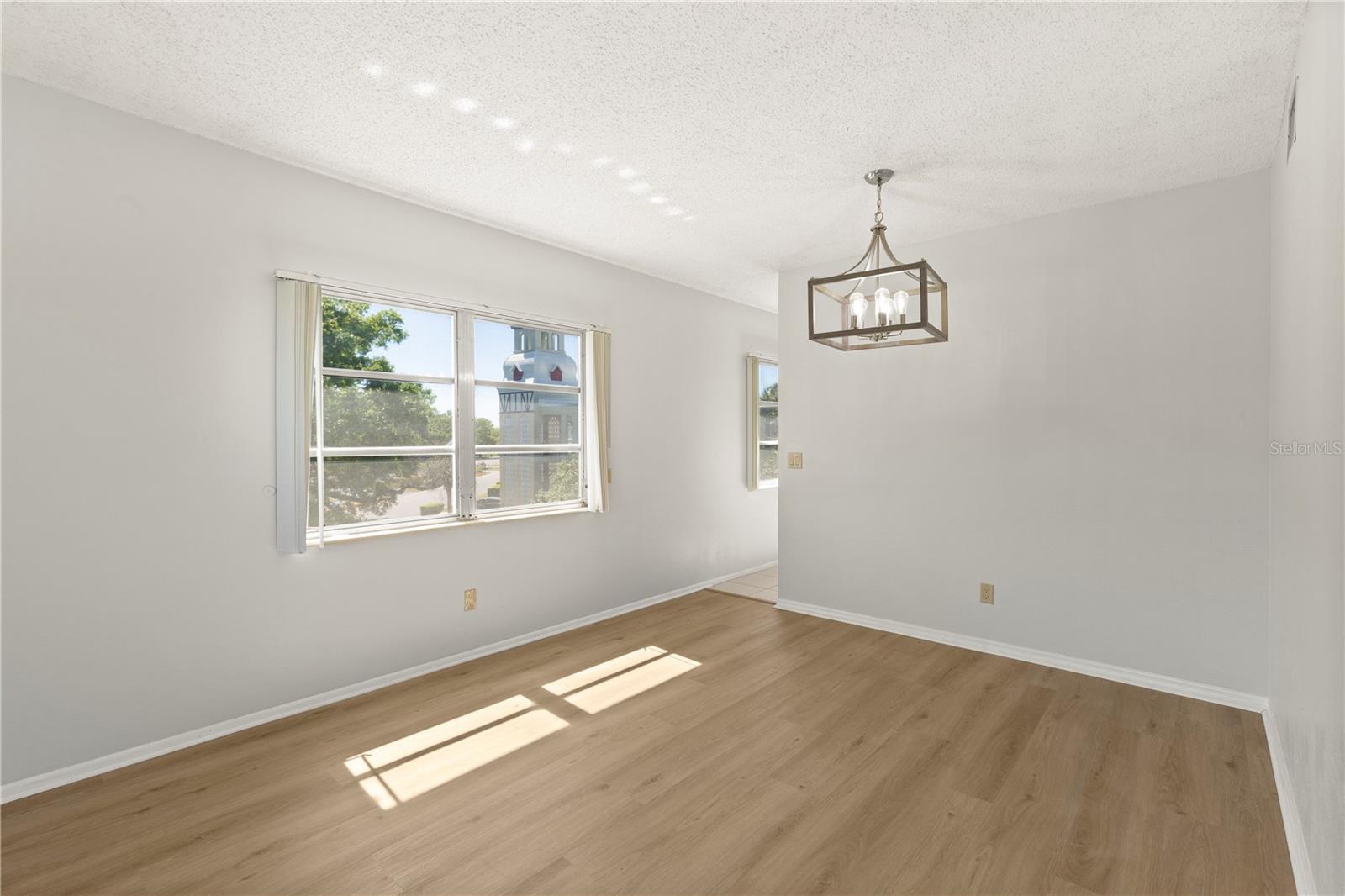 Image 28 of 43 For 2428 Columbia Drive 50