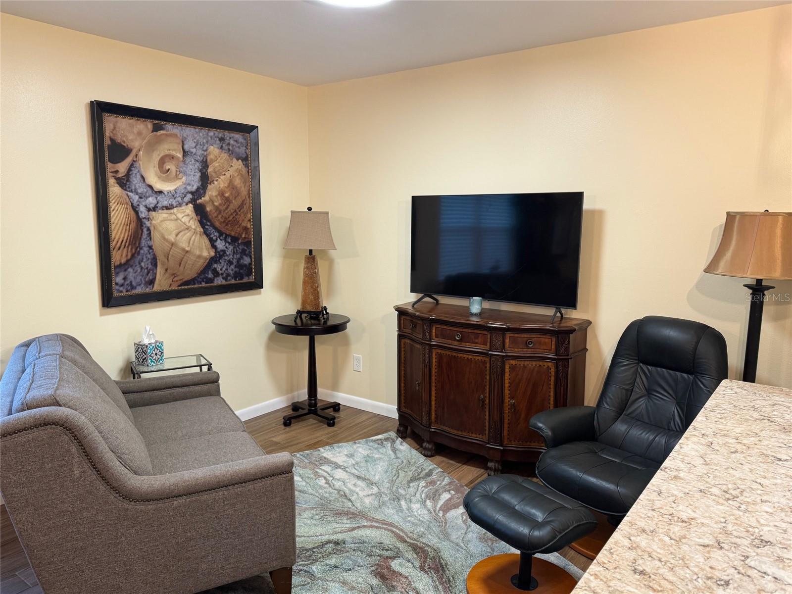 Image 6 of 16 For 1009 Sumner Boulevard C