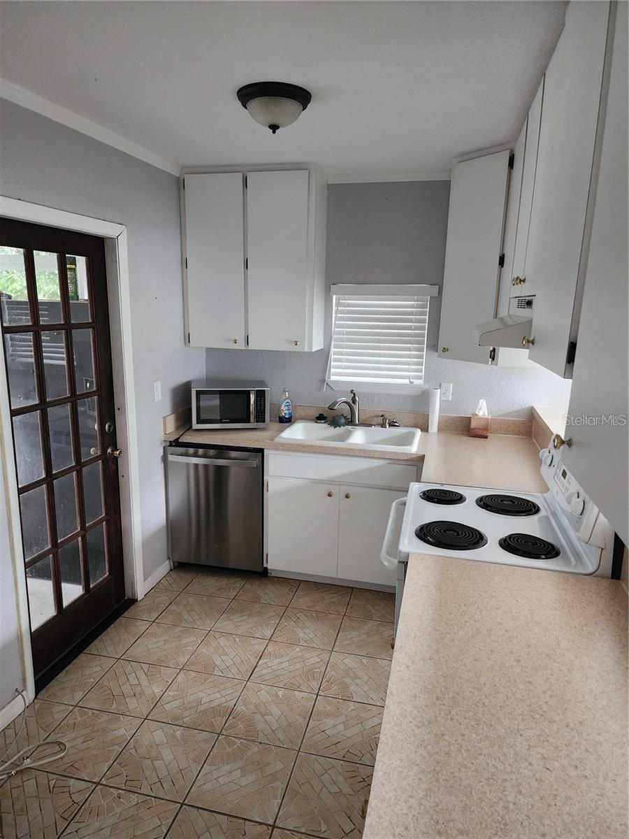 Listing photo id 10 for 11107 Riverview Drive