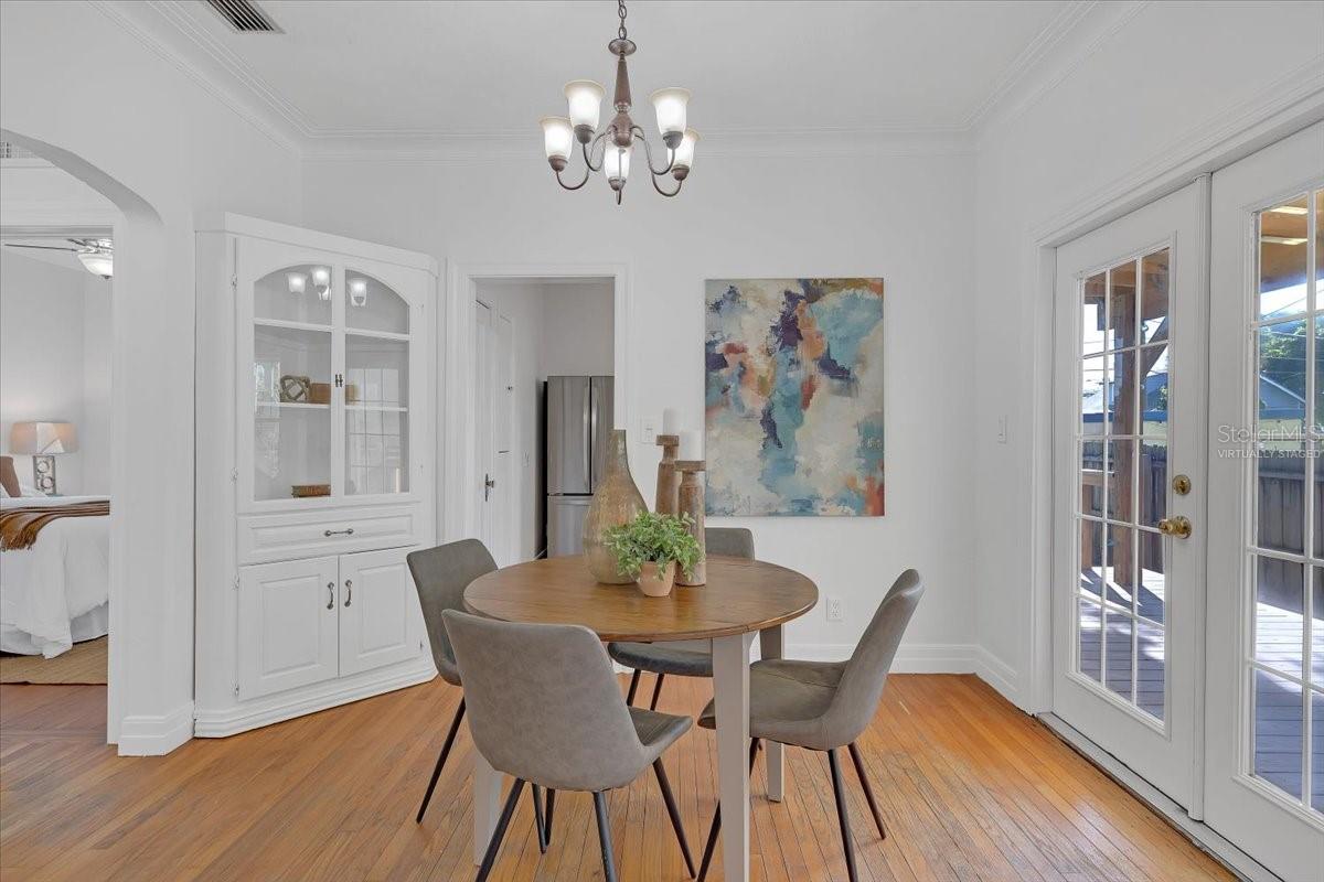 Image 10 of 44 For 943 Queen Street N