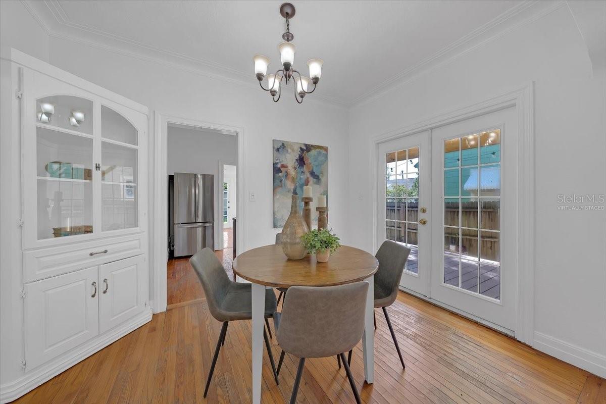 Image 11 of 44 For 943 Queen Street N